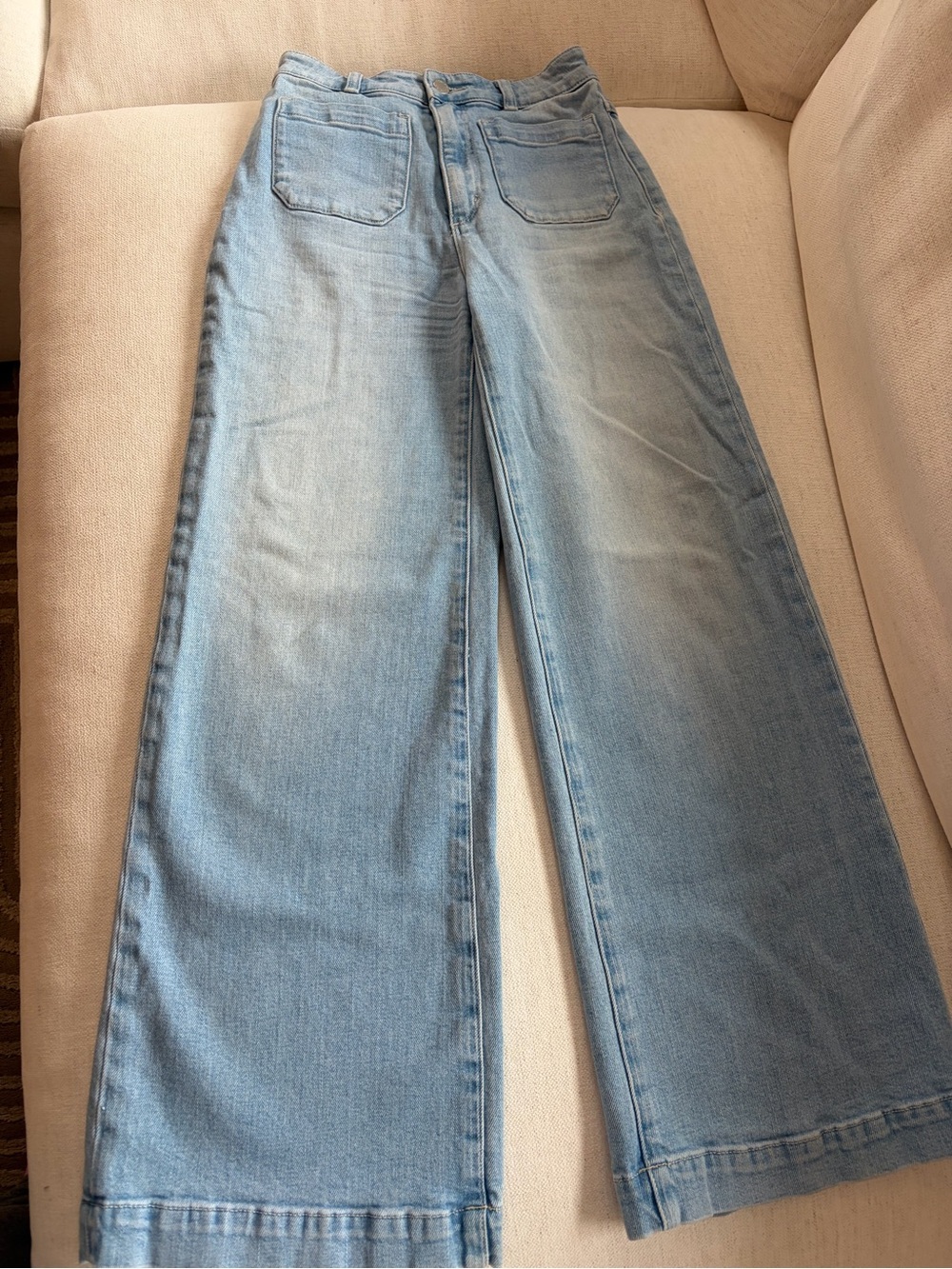 Light Wash Wide-Leg Women’s Jeans